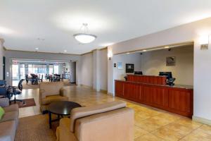 基林Sleep Inn & Suites Near Fort Cavazos的医院的大厅,有等候室