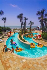 默特尔比奇珊瑚海滩度假酒店的一群人在度假村的游泳池里