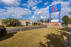 华纳罗宾斯Motel 6-Warner Robins, GA的合闸加油站标志