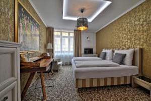 巴尔代约夫布兰诺公寓的配有一张床和一张书桌的酒店客房