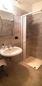 文蒂米利亚普旺萨酒店的一间带水槽和淋浴的浴室