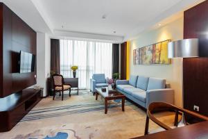 长沙锦江都城长沙五一广场酒店的带沙发和电视的客厅