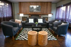里亚尔普孔德斯德帕拉斯RV酒店的客厅配有沙发、两把椅子和一张桌子