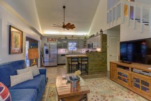 埃利杰Creek Haven的一间带蓝色沙发的客厅和一间厨房