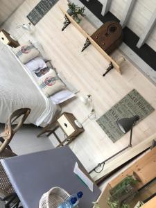 科隆贝莱斯-德埃格利塞塔尔提纳旅馆的卧室享有高空美景,配有一张床和一张书桌