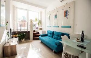 斯普利特IBIS Your Cosy Oasis With Private Parking and Patio的客厅配有蓝色的沙发和桌子