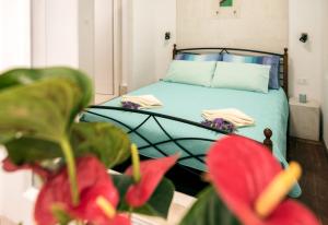 斯普利特IBIS Your Cosy Oasis With Private Parking and Patio的一间卧室,前方有一张红色鲜花的床