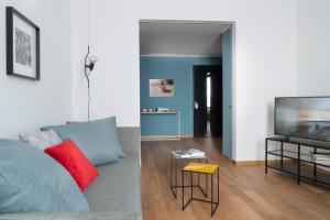 米兰布雷拉斯卡拉公寓的带沙发和电视的客厅