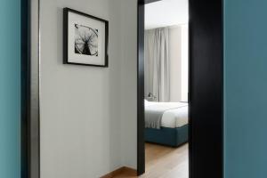 米兰布雷拉斯卡拉公寓的一间房间,设有通往卧室的门
