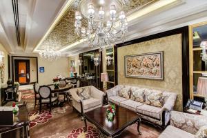 利雅德Narcissus Riyadh Hotel & Spa的带沙发和吊灯的客厅