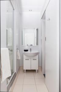 皮克顿皮克顿盖维汽车旅馆的白色的浴室设有水槽和镜子
