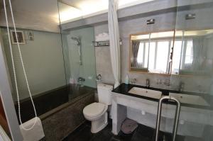 香港Espace Elastique B&B with contactless check-in的浴室配有卫生间、盥洗盆和淋浴。