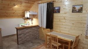 拉科维察Apartman Marica的厨房配有桌子和水槽