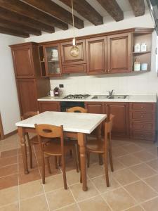 威尼斯Corte dei Bari的厨房配有桌椅和炉灶。