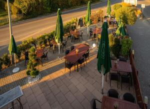 HemmenhofenGasthaus zur Alten Post的享有带桌子和遮阳伞的餐厅的顶部景色
