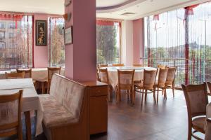普罗夫迪夫Family Hotel Gerdjika的用餐室设有桌椅和窗户。