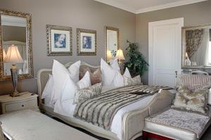 布鲁堡史特兰珍宝山住宿加早餐旅馆的卧室配有带白色枕头的大床