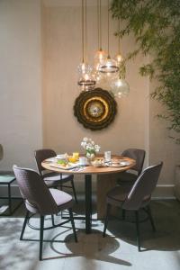 大加那利岛拉斯帕尔马斯VEINTIUNO Emblematic Hotels - Adults Only的餐桌、椅子和吊灯
