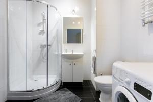华沙Airport Residence ORANGE的带淋浴、卫生间和盥洗盆的浴室