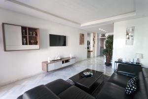 穆罕默迪耶La Siesta Beach Resort的客厅配有沙发和墙上的电视
