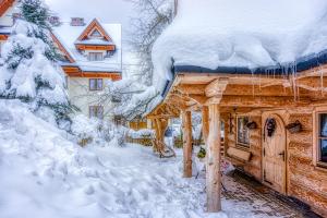 希切玛尔Domek Góralski W Ogrodzie的雪地小木屋
