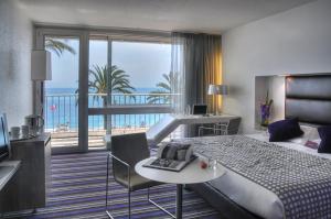 尼斯尼斯英国大道美居酒店的酒店客房设有一张床,享有海景。