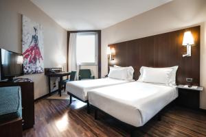 利沃诺麦克斯利沃诺酒店的酒店客房设有一张大床和一台电视。