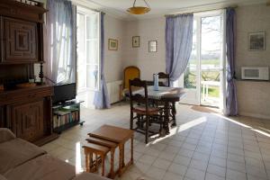 布里阿尔Appartements détente & nature - Domaine de La Thiau的客厅配有桌子和沙发