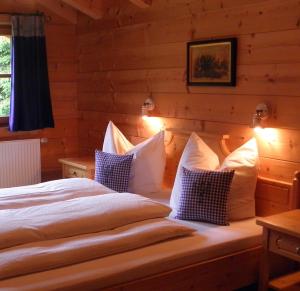 图克斯马克西米利安家庭度假屋的小木屋内一间卧室,配有一张床