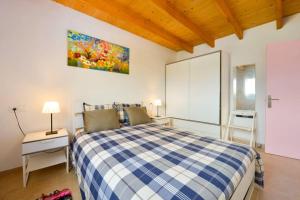 拉萨维纳Sa Caseta La Casita的一间卧室配有一张带蓝白色 ⁇ 面毯的床