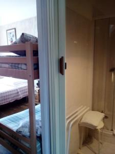 维拉尔-德朗四山脉酒店的通往带两张双层床的客房的门