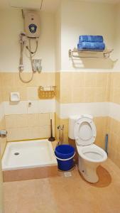哥打巴鲁AlRayani Guest Room, Homestay Kota bharu的一间带卫生间和浴缸的浴室