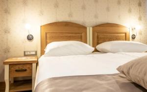 卡姆尼克普瑞赛瑞杰旅馆的卧室内的两张床,配有白色床单和枕头