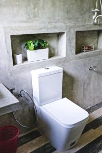 康提Holiday Stay Inn的浴室配有白色卫生间和盥洗盆。