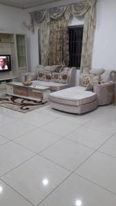 MutsamuduHôtel des îles的带沙发和电视的白色客厅