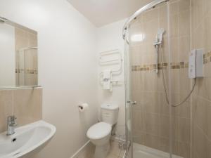 利兹维多利亚之家公寓的带淋浴、卫生间和盥洗盆的浴室