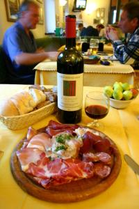 瓦尔迪登特罗Chalet Villa Valania的一瓶葡萄酒和一盘桌上的食物