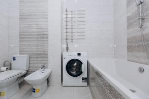 苏梅Greatest Luxury Apartment的一间带洗衣机和卫生间的浴室