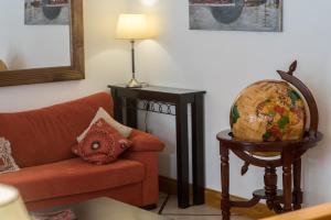 乌斯怀亚洛斯纳兰霍斯酒店的带沙发的客厅和桌子上的球盘