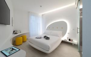 米兰AHD Rooms的白色卧室配有白色的床和电视
