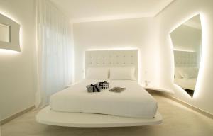 米兰AHD Rooms的白色的卧室配有白色的床和镜子