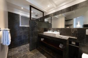 古斯塔维亚Pearl Beach Hotel的一间带水槽和镜子的浴室