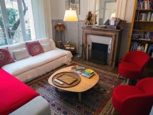 拉罗谢尔Chambres d'hôtes Le Clos Bleu的带沙发和咖啡桌的客厅