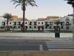 桑卢卡尔-德巴拉梅达CALLE YERBABUENA 5的一条空的街道,有棕榈树和白色的建筑