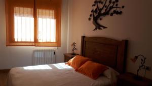 奥里韦拉德尔特雷梅达尔Casa Tere的一间卧室设有一张床和两个窗户。