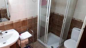 奥里韦拉德尔特雷梅达尔Casa Tere的带淋浴、盥洗盆和卫生间的浴室
