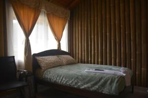 帕帕亚克塔SOL DE PIEDRA的一间卧室配有床和带窗帘的窗户