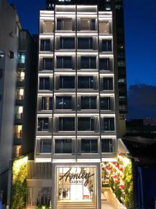 雅加达Ashley Sabang Jakarta的前面有一间商店的高楼