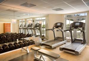 基韦斯特凯悦基韦斯特Spa度假酒店 的健身房设有数台跑步机和有氧运动器材