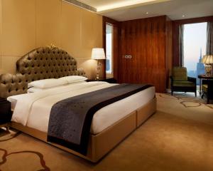 济南富力凯悦酒店客房内的一张或多张床位
